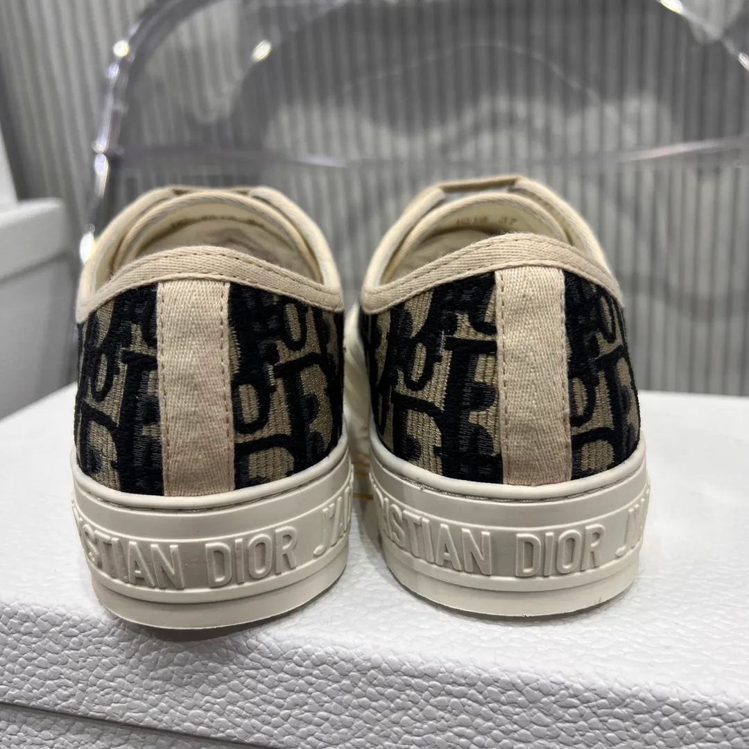 👟👟Ex-factory price 480👟👟Women's shoes, women's clothing (top purchasing quality➕full package) Dior Dior classic casual shoes, small cloth shoes, the latest color embroidery and color-blocking embroidery, super layered. Every detail is one-to-one. The tongue and shoelaces are embellished with the "Christian Dior logo, the soles and Mr. Dior's favorite lucky star Original molded outsole🌟Original cover and high-end customization! Materials: All upper materials are made to order, 3D electric embroidered three-dimensional cloth, lining sheepskin and cowhide feet, one-piece latex feet, top-quality T👟👟Ex-factory price U original outsole Size: 35–42 customized 41 42